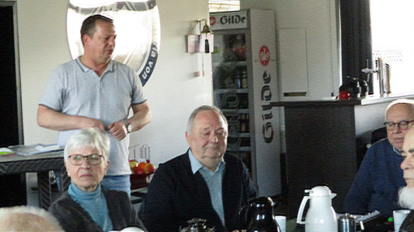 Teilnehmer*innen der Veranstaltung am Tisch sitzend
